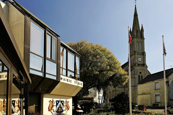 Photographie réelle d'une maison rénovée ou en cours de rénovation à Languidic ou dans le Morbihan (Bretagne), vue de l'extérieur ou de l'intérieur, montrant les résultats de travaux de rénovation (façade refaite, menuiseries neuves, intérieur rénové avec isolation, peinture fraîche, ou installations sanitaires/électriques modernes). L'image doit illustrer la qualité et la proximité géographique du travail réalisé par TRENOV, sans présence de personnes, sans texte ni logo visible. Style photographique réaliste et professionnel, contexte résidentiel breton authentique.
